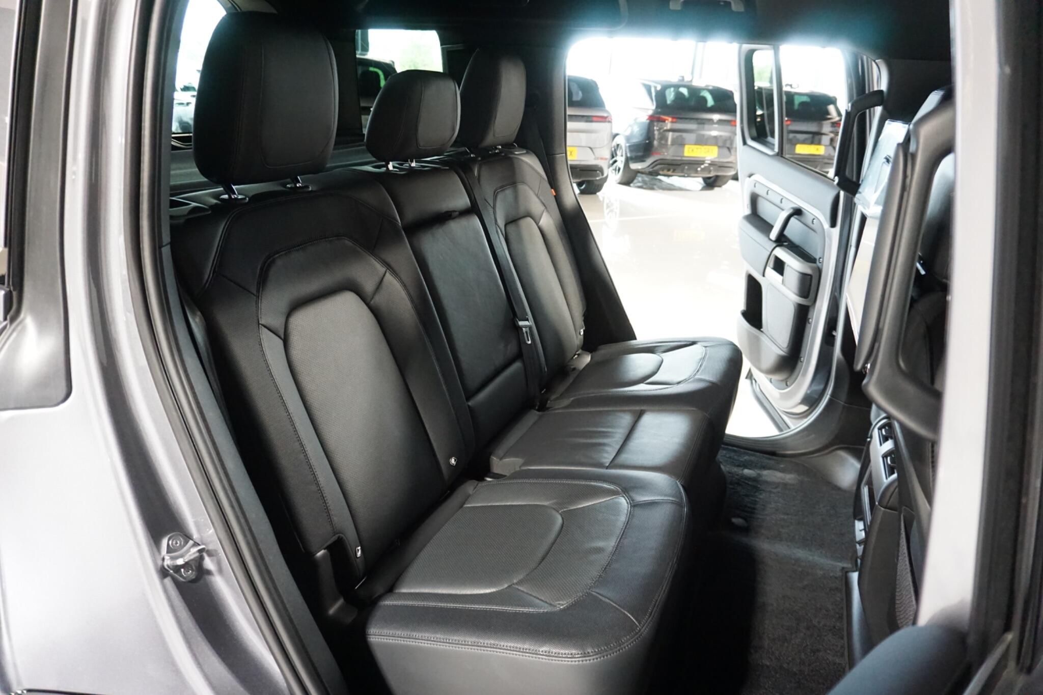 Land Rover Defender 110 3.0 D300 MHEV X-Dynamic SE SUV 5dr Diesel Auto 4WD Euro 6 (s/s) (300 ps)